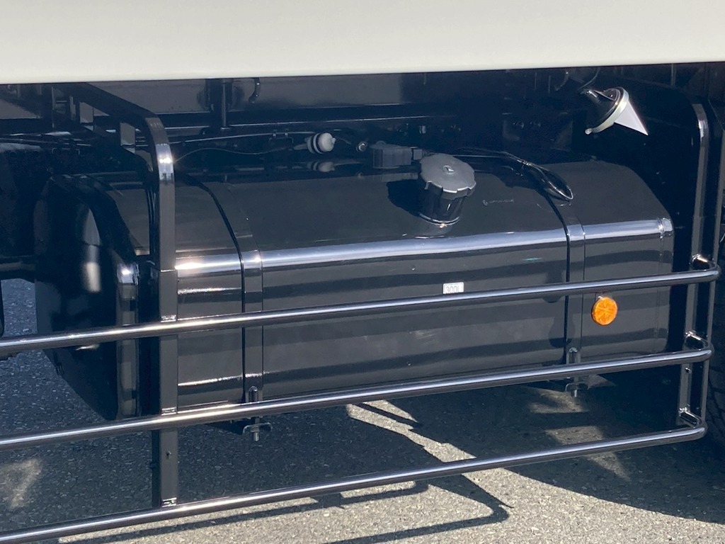 燃料タンクは300Lです。|三菱 スーパーグレート 2PG-FV84VZの写真18