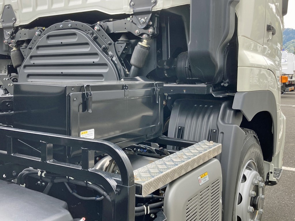 運転席側に工具箱が付いています。|日野 プロフィア 2DG-FS1AGEの写真19