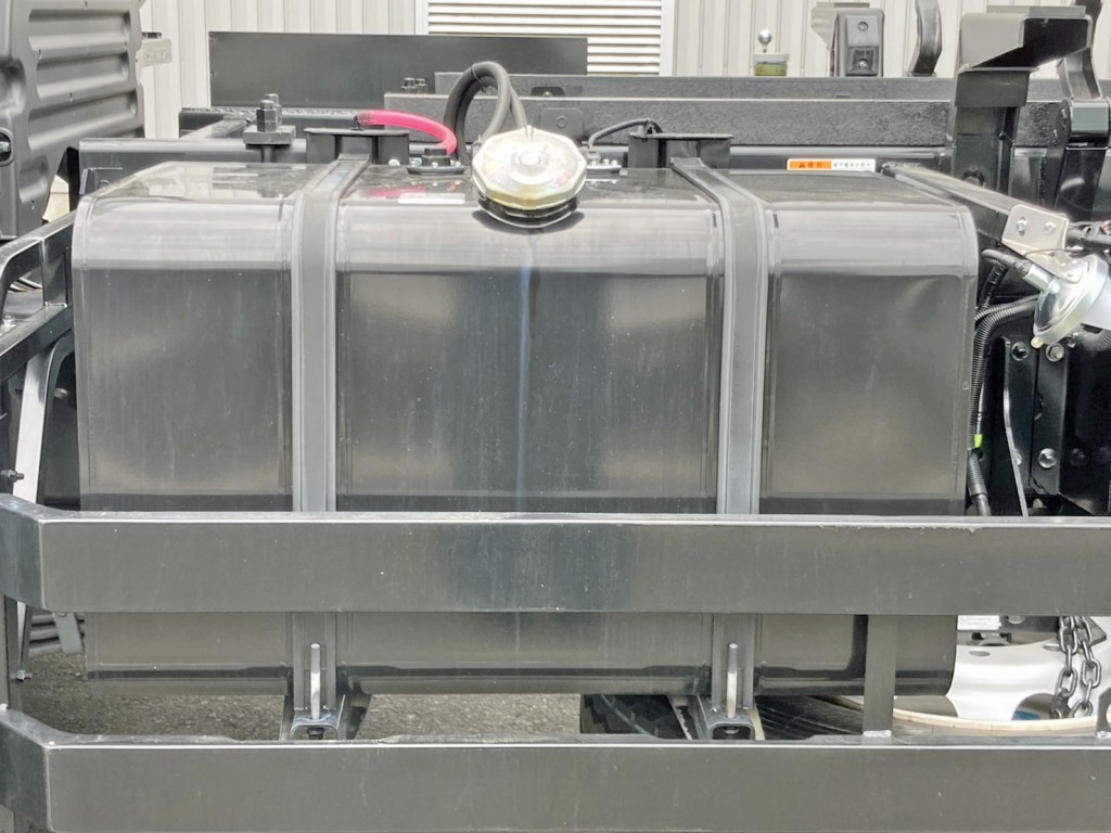 燃料タンクは300Lです。|日野 プロフィア 2DG-FS1AGEの写真29