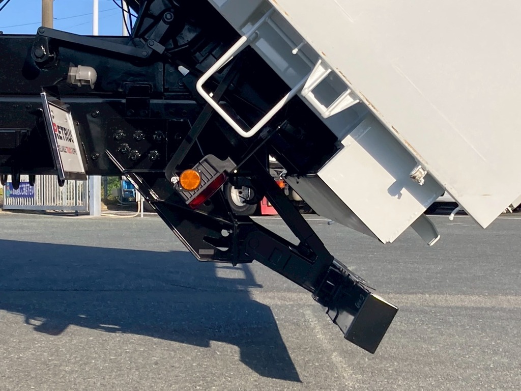 リヤバンパーは可倒式です。|三菱 スーパーグレート 2PG-FV80VZの写真12