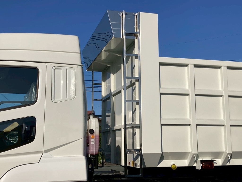 左右ハシゴはステンレス製・シートデッキはステンが張られています。|三菱 スーパーグレート 2PG-FV80VZの写真15