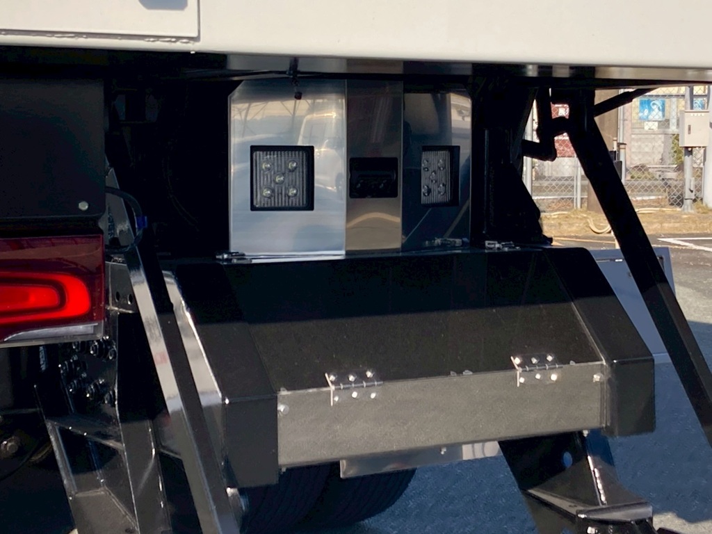 リアにステンレス製の物入れが付いています。|三菱 スーパーグレート 2PG-FV80VZの写真17