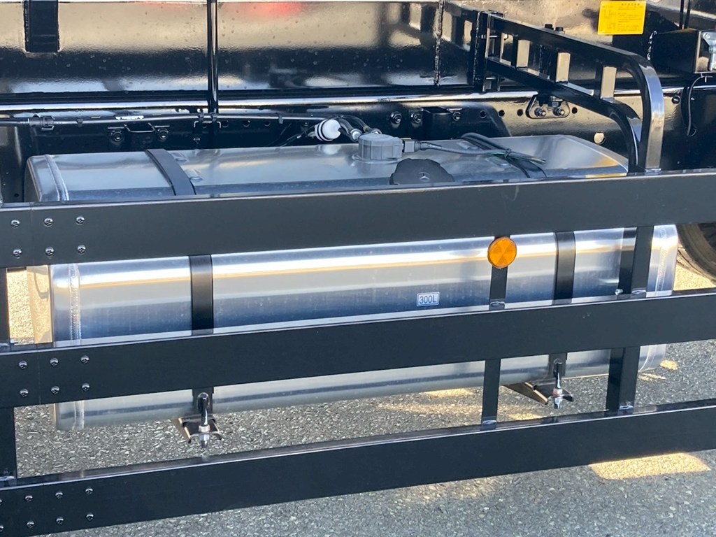 燃料タンクは300Lアルミ製です。|三菱 スーパーグレート 2PG-FV80VZの写真19