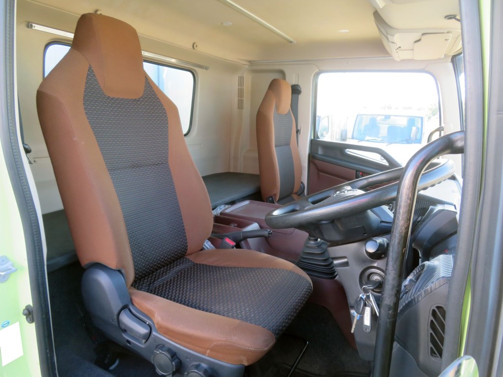 乗車定員は2名です。|日野 レンジャー 2KG-FD2ABA(2WD)の写真6