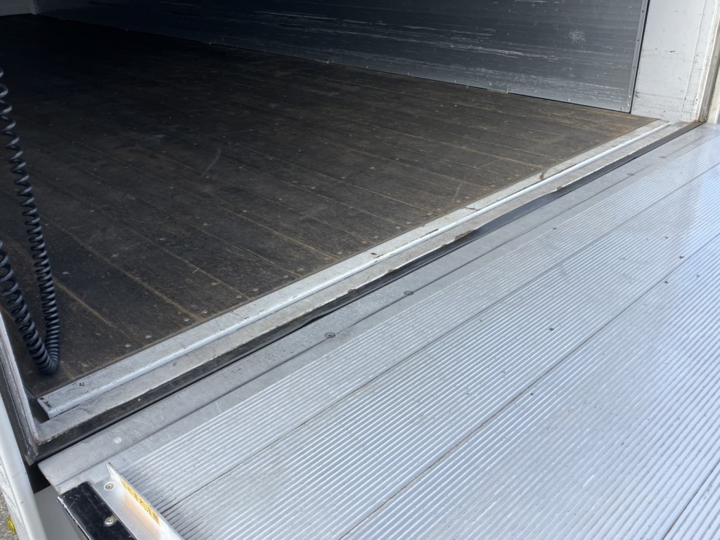 ゲートを上限まで上げた状態です。|日野 レンジャー 2KG-FD2ABA(2WD)の写真14