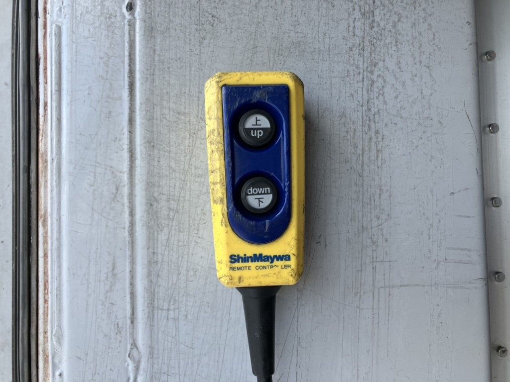 庫内にゲートのリモコンがあります。|日野 レンジャー 2KG-FD2ABA(2WD)の写真15