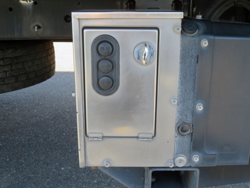 ゲートの操作スイッチです。|日野 レンジャー 2KG-FD2ABA(2WD)の写真16
