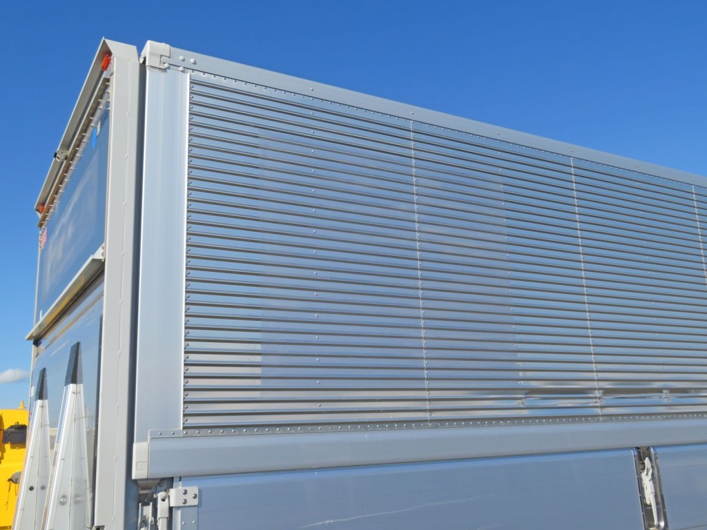 運転席側ウイング後方に、看板剝がし跡があります。|日野 レンジャー 2KG-FD2ABA(2WD)の写真21