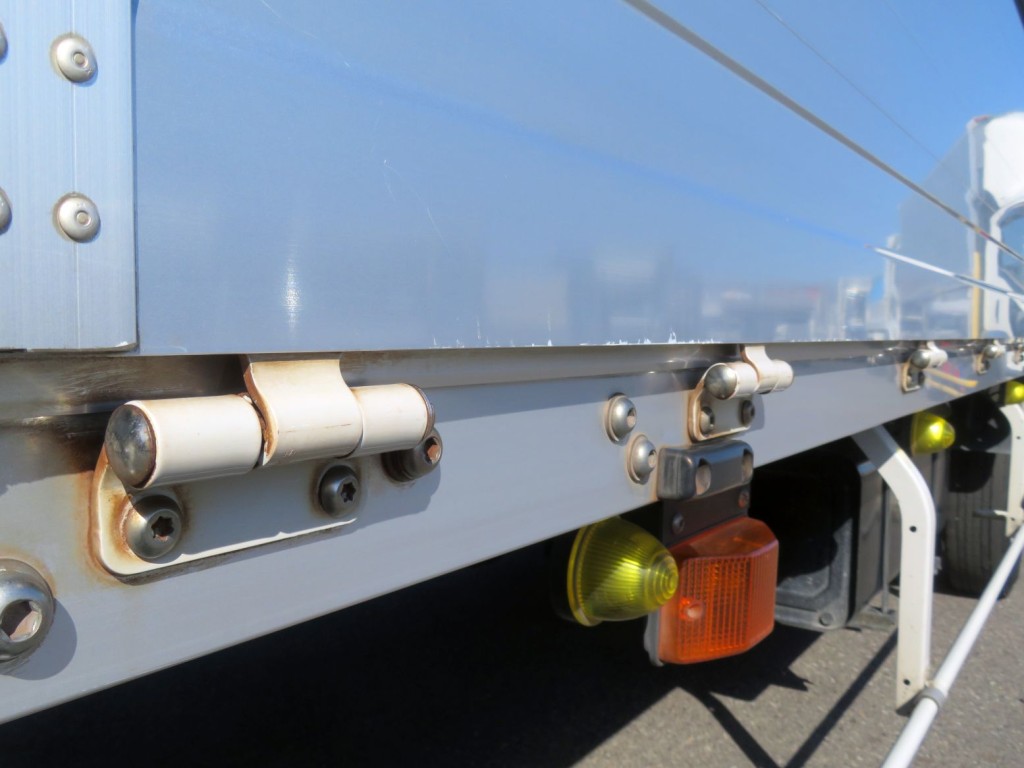 左右アオリ丁番に、サビがあります。|日野 レンジャー 2KG-FD2ABA(2WD)の写真25