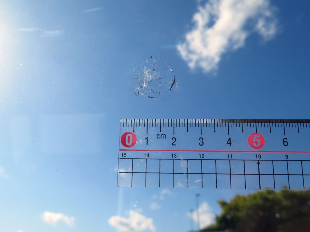 運転席側フロントガラスに、飛び石があります。|日野 レンジャー 2KG-FD2ABA(2WD)の写真43