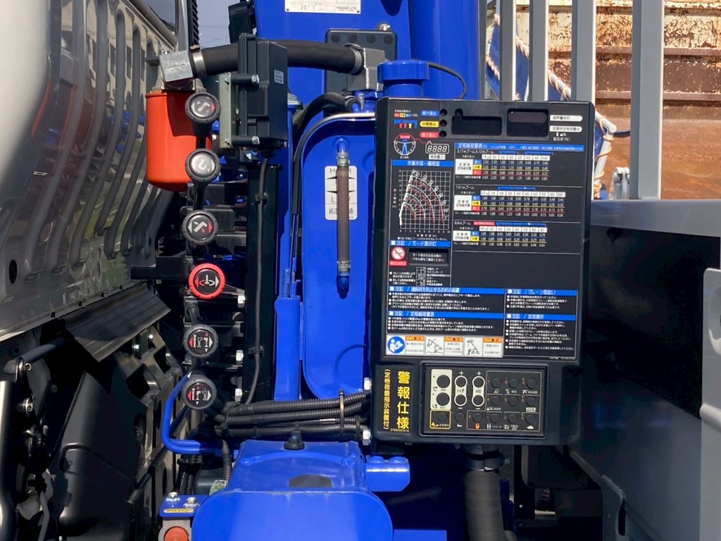 クレーンの操作レバーです。|日野 デュトロ 2KG-XZU712M(2WD)の写真12
