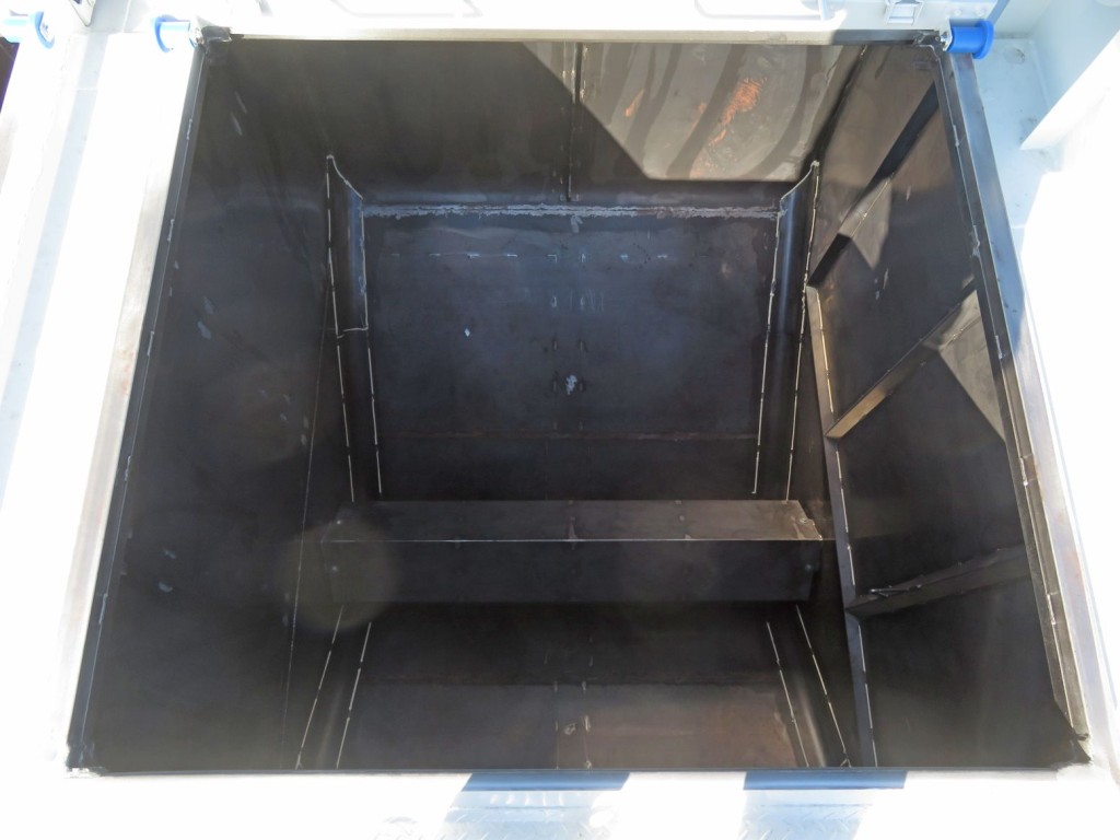 3室目です。（前方から）|三菱 スーパーグレート 2KG-FV80VYPの写真11