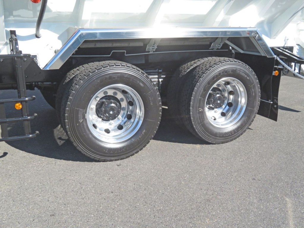 アルミホイールです。（リアフェンダーはステンレス製です）|三菱 スーパーグレート 2KG-FV80VYPの写真27