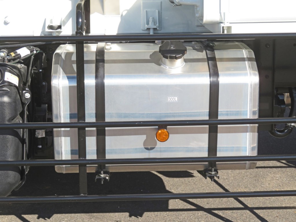 燃料タンクは300Lです。（アルミ製です）|三菱 スーパーグレート 2KG-FV80VYPの写真32