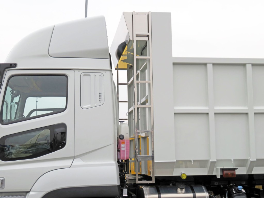 ハシゴはステンレス製でシートデッキ外周はステンレス板が張ってあります。|三菱 スーパーグレート 2PG-FV80HYの写真7