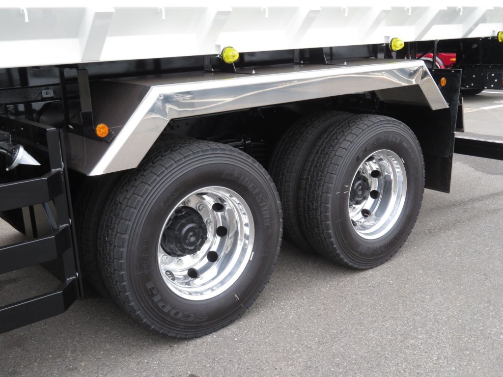 リアフェンダーはステンレス製でホイールはアルミ製です。|三菱 スーパーグレート 2PG-FV80HYの写真8