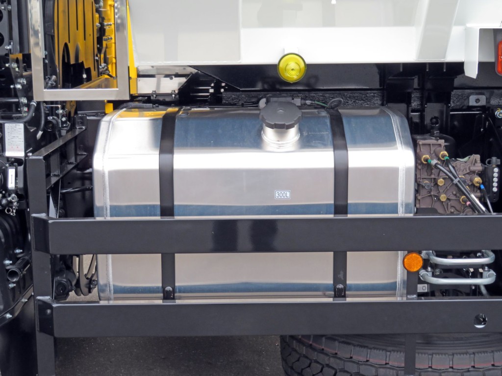 燃料タンクは300Lです。|三菱 スーパーグレート 2PG-FV80HYの写真14