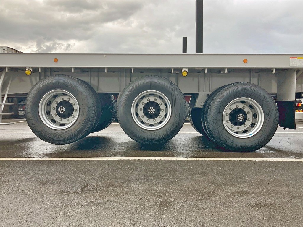 リフトアクスル機能付きです。(前2軸がリフトアップします)|トレクス  PFB34118の写真30