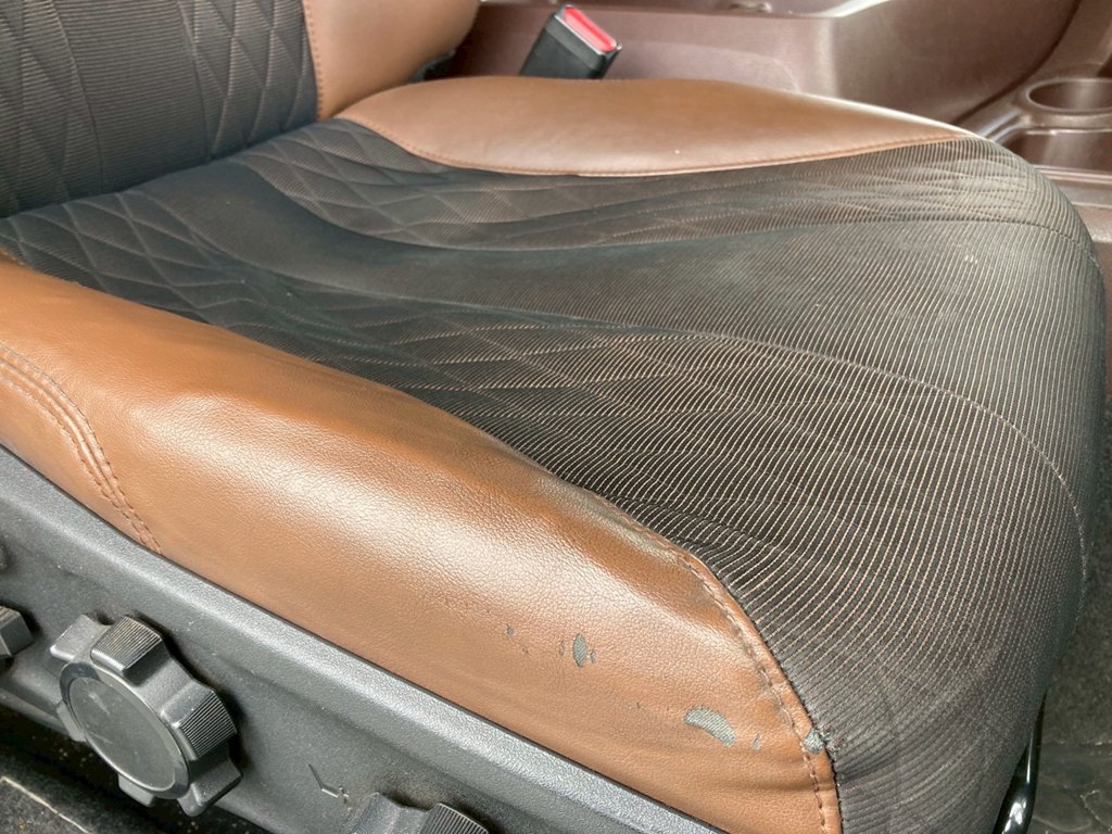 運転席にスレ破れが有ります|日野 プロフィア 2DG-FR1AHGの写真8