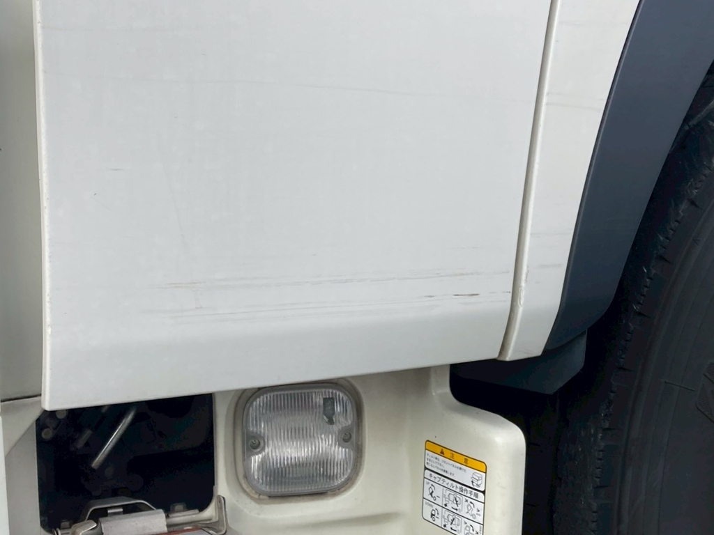 助手席側ドアの下部にすり傷が有ります|日野 プロフィア 2DG-FR1AHGの写真16