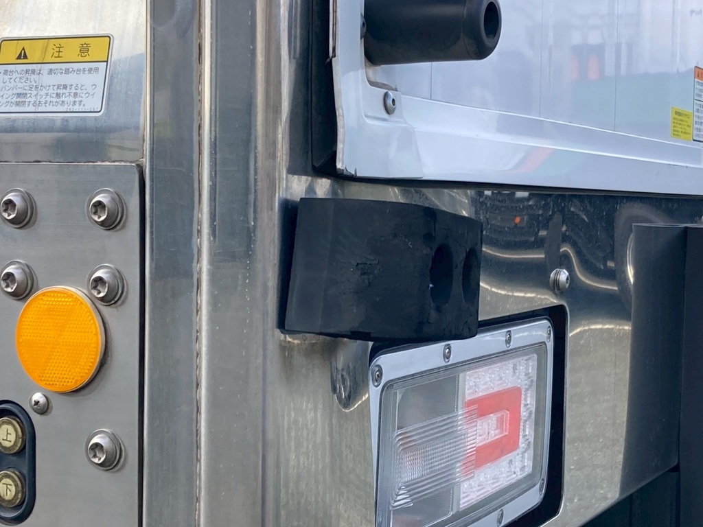 リア化粧板左側に曲りが有ります|日野 プロフィア 2DG-FR1AHGの写真20