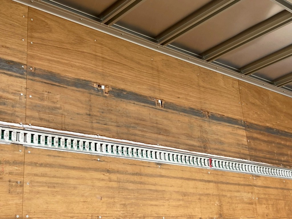 羽根の内張りに穴開き箇所が有ります|日野 プロフィア 2DG-FR1AHGの写真26