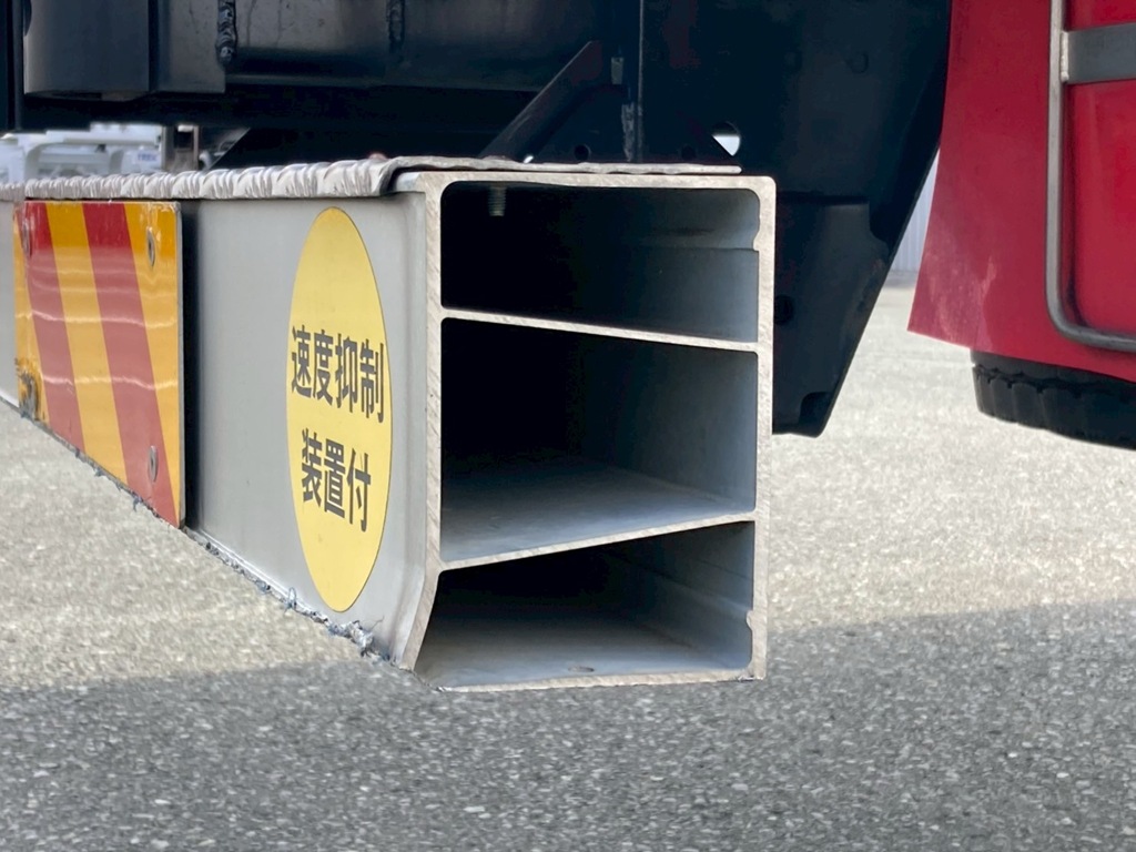 リアバンバーにすり傷が有ります(コーナー材欠損)|日野 プロフィア 2DG-FR1AHGの写真28