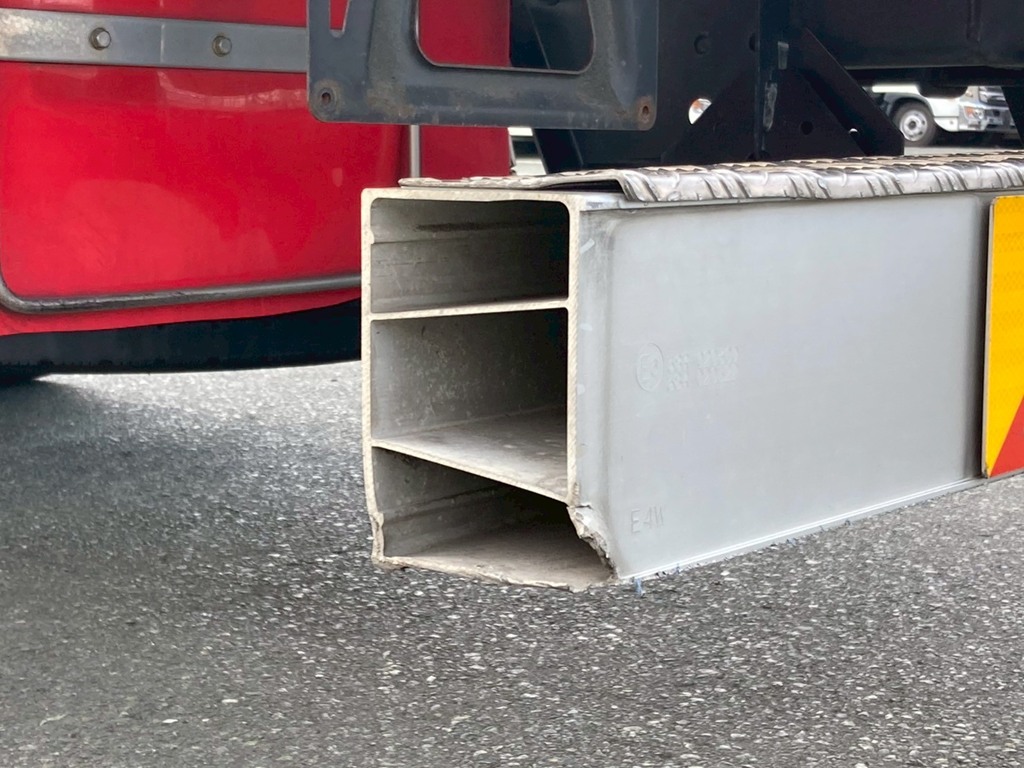 左側も同様に削れ、コーナ材欠損してます|日野 プロフィア 2DG-FR1AHGの写真29