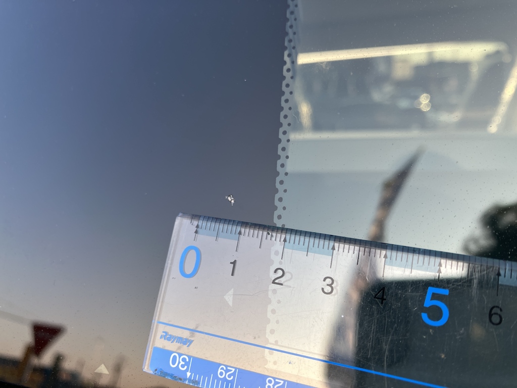 フロントガラス中央下に飛び石があります。|三菱 ファイター 2KG-FK62F(2WD)の写真16