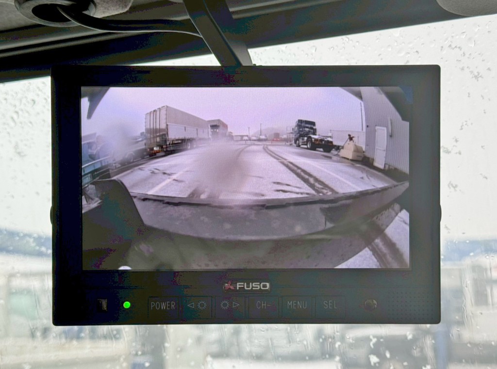 液晶バックモニター付きです。|三菱 ファイター 2KG-FK62F(2WD)の写真18