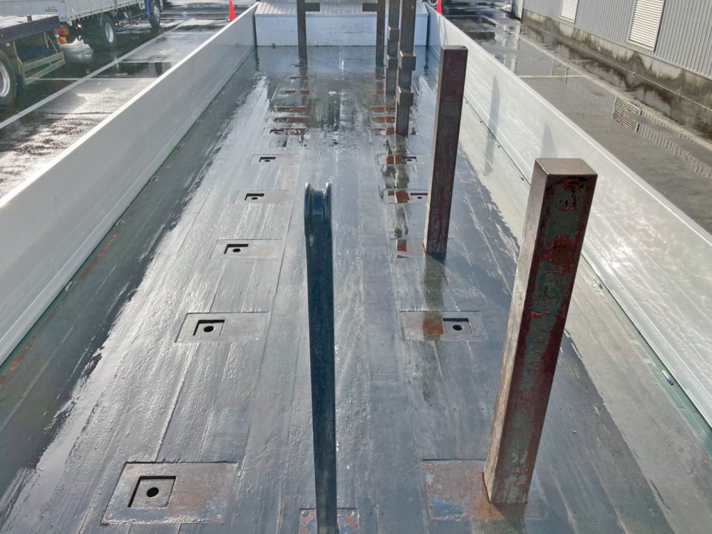 スタンション穴が12対付いています。|いすゞ ギガ QKG-CYL77Bの写真19