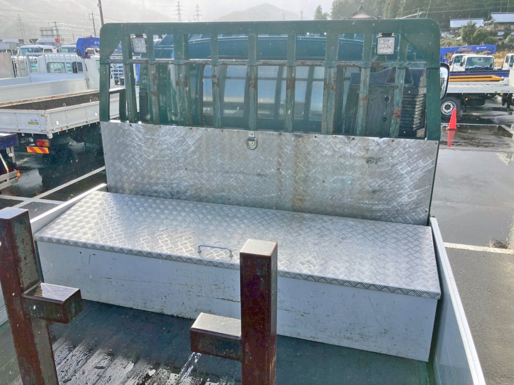 ボディー前方に工具箱が付いています。|いすゞ ギガ QKG-CYL77Bの写真21