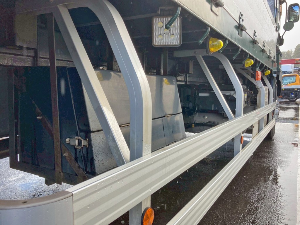 ボディー運転席側中央部に工具箱が付いています。|いすゞ ギガ QKG-CYL77Bの写真31