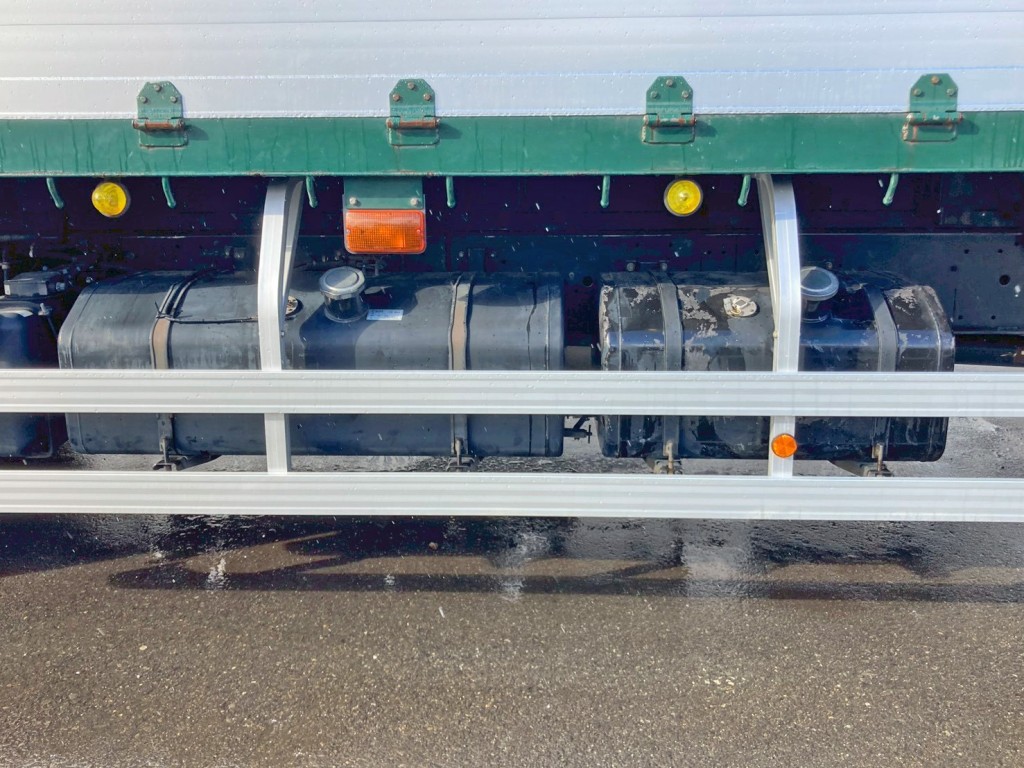 燃料タンクは300Lと200Lが付いています。|いすゞ ギガ QKG-CYL77Bの写真33