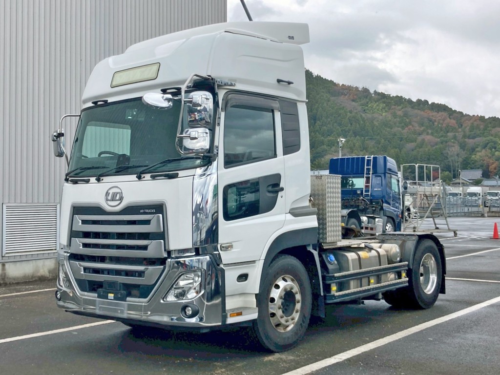 フロント周り、メッキパーツで飾っています。|UDトラックス  2PG-GK5AADの写真1