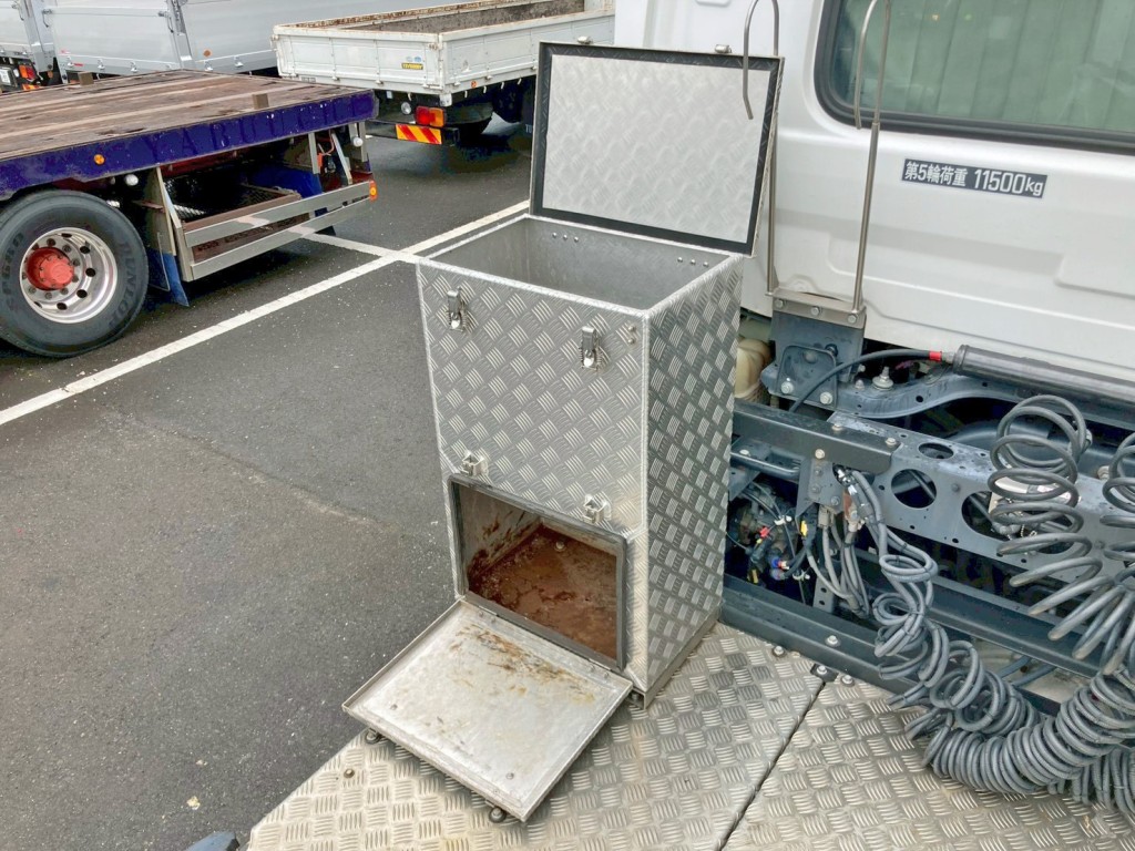 踊り場前方助手席側に縞板アルミの工具箱が付いています。|UDトラックス  2PG-GK5AADの写真11