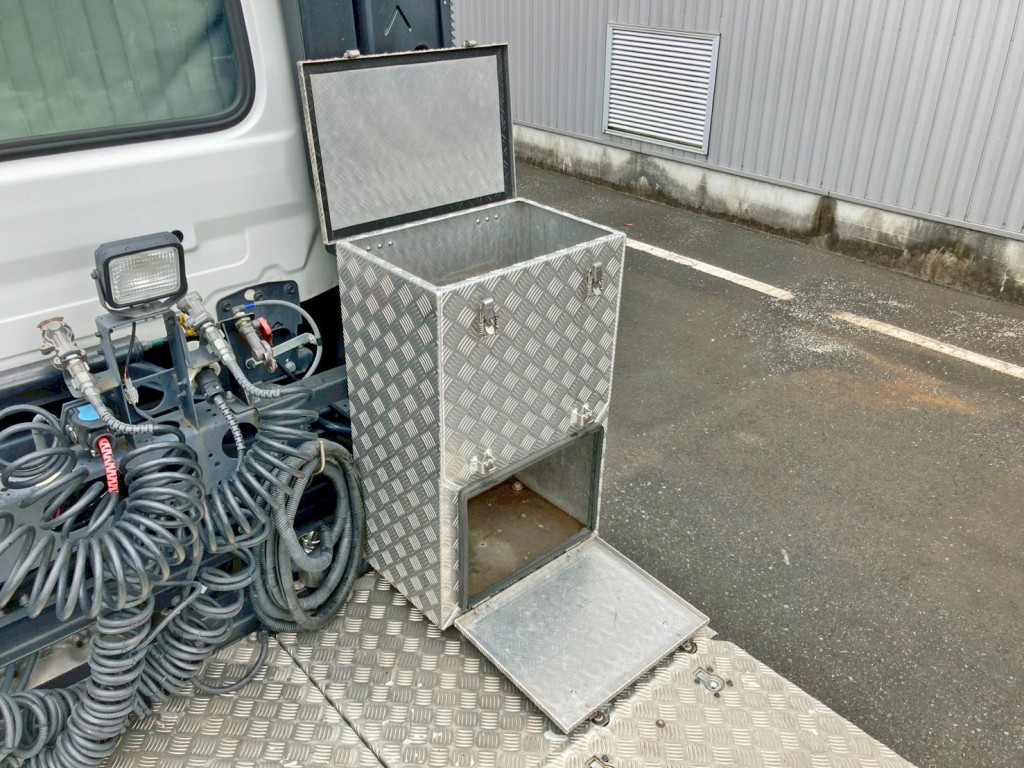 踊り場前方運転席側に縞板アルミの工具箱が付いています。|UDトラックス  2PG-GK5AADの写真12