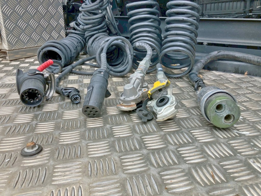 接続コネクター類です。|UDトラックス  2PG-GK5AADの写真14