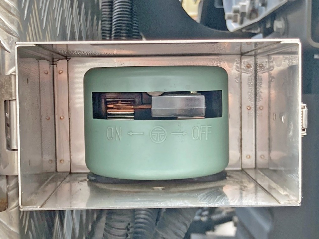 メタルコンセントの電源スイッチです。|UDトラックス  2PG-GK5AADの写真16