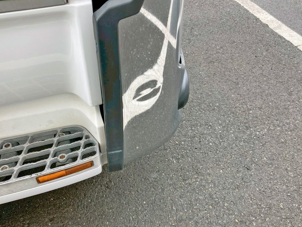 フロントバンパー運転席側にヘコミがあります。|UDトラックス  2PG-GK5AADの写真22