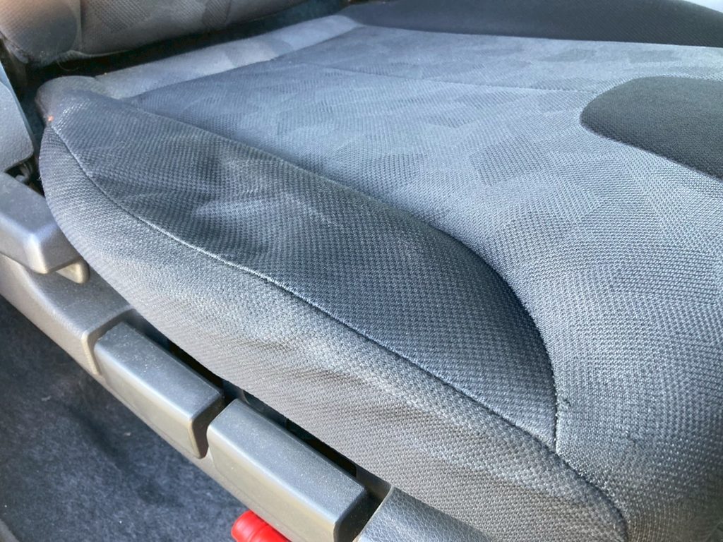 運転席にヘタリが有ります|UDトラックス クオン 2PG-CG5CAの写真8