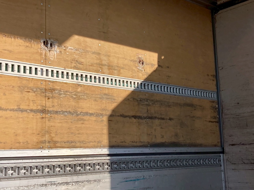 内張りコンパネに穴開き|UDトラックス クオン 2PG-CG5CAの写真25