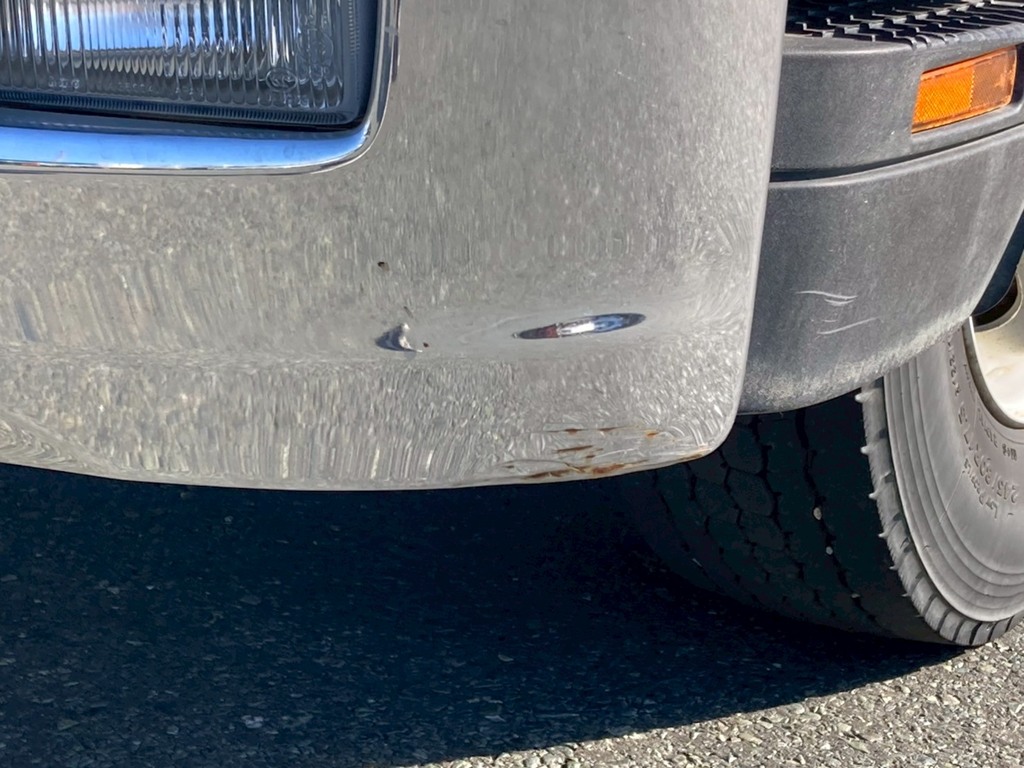 フロントバンバー左下にすり傷が有ります|いすゞ フォワード PKG-FSR90S2の写真16