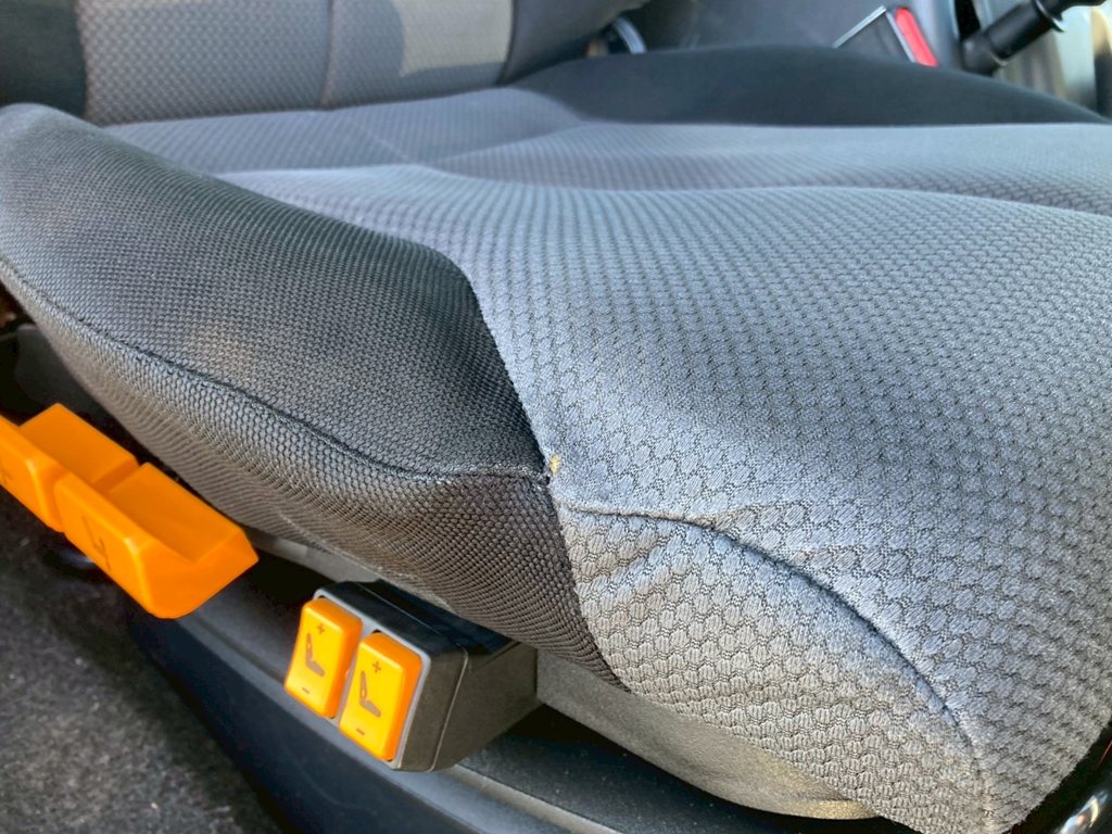 運転席シーツにヘタリが有ります|日野 プロフィア QPG-SH1EDDGの写真7