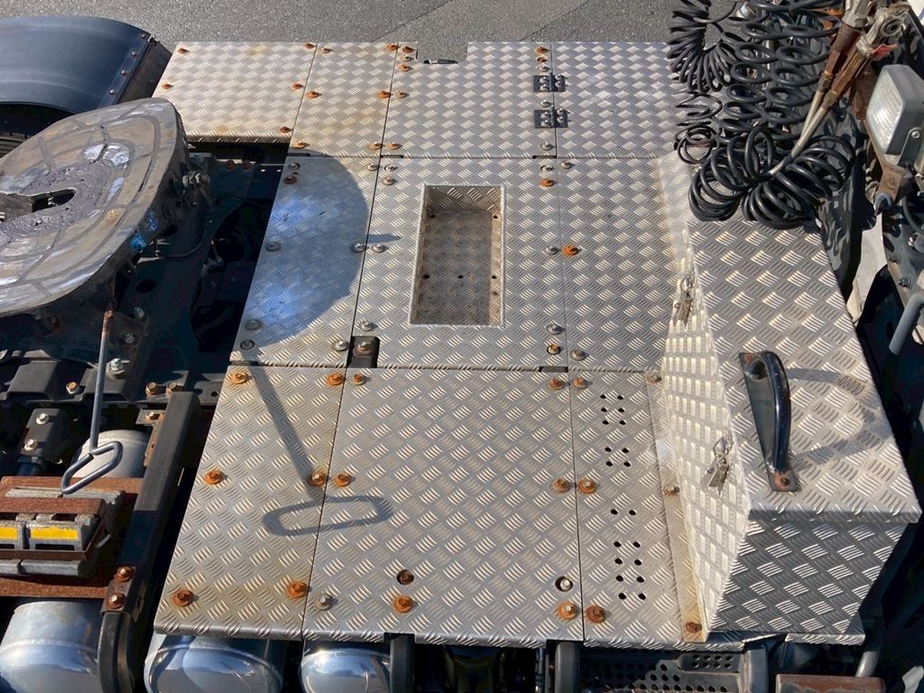 踊場はアルミシマ板です|日野 プロフィア QPG-SH1EDDGの写真11