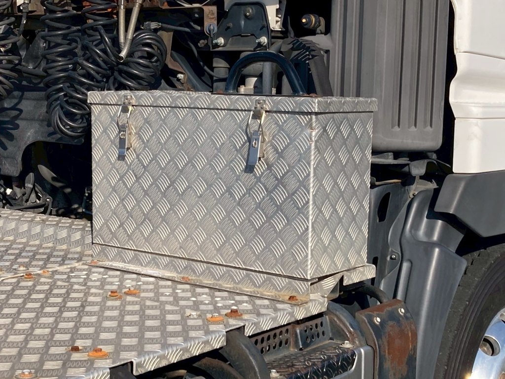 踊場に工具箱が付いてます|日野 プロフィア QPG-SH1EDDGの写真12