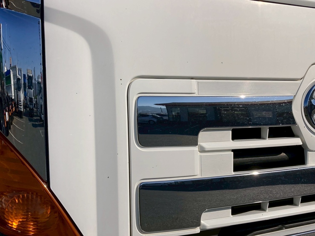 フロントパネルに飛びキズが点々と有ります|日野 プロフィア QPG-SH1EDDGの写真16