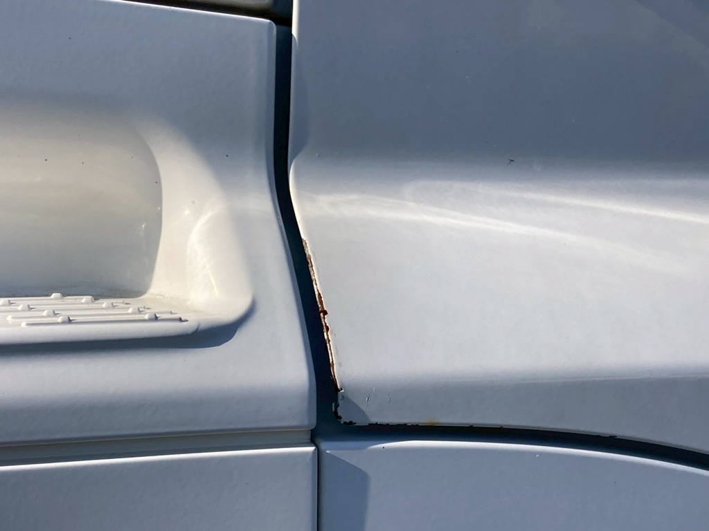 運転席ドアにすり傷、サビが有ります|日野 プロフィア QPG-SH1EDDGの写真17