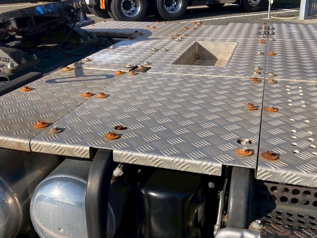 踊場のアルミシマ板のボルトにさびが点々と有ります|日野 プロフィア QPG-SH1EDDGの写真20