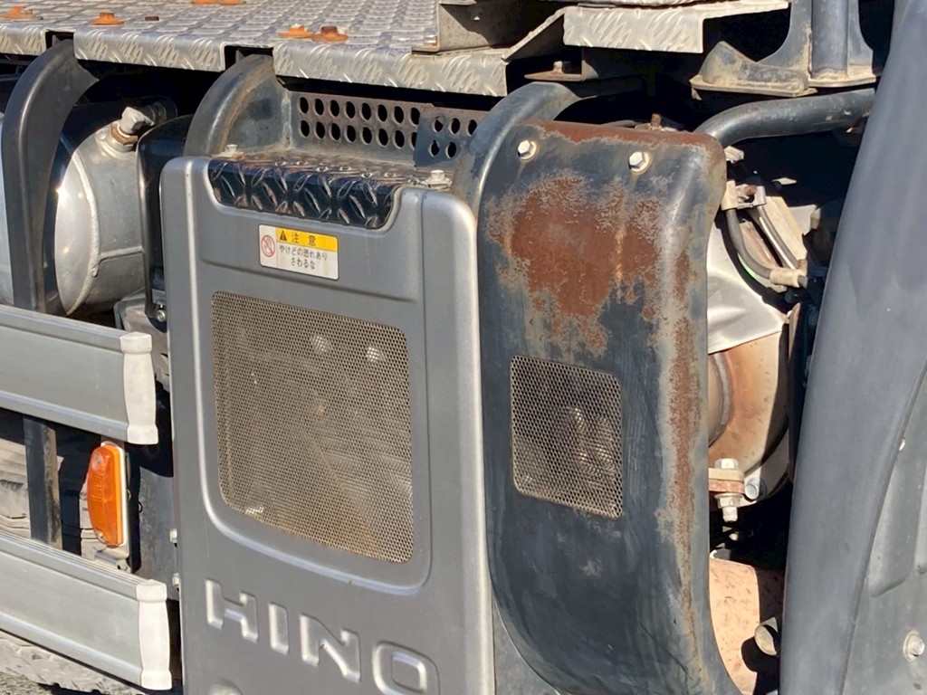 マフラーカバーにサビが有ります|日野 プロフィア QPG-SH1EDDGの写真21